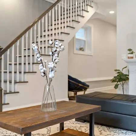 Luxe 6Br House Trendy Logan Square Garage Access-3